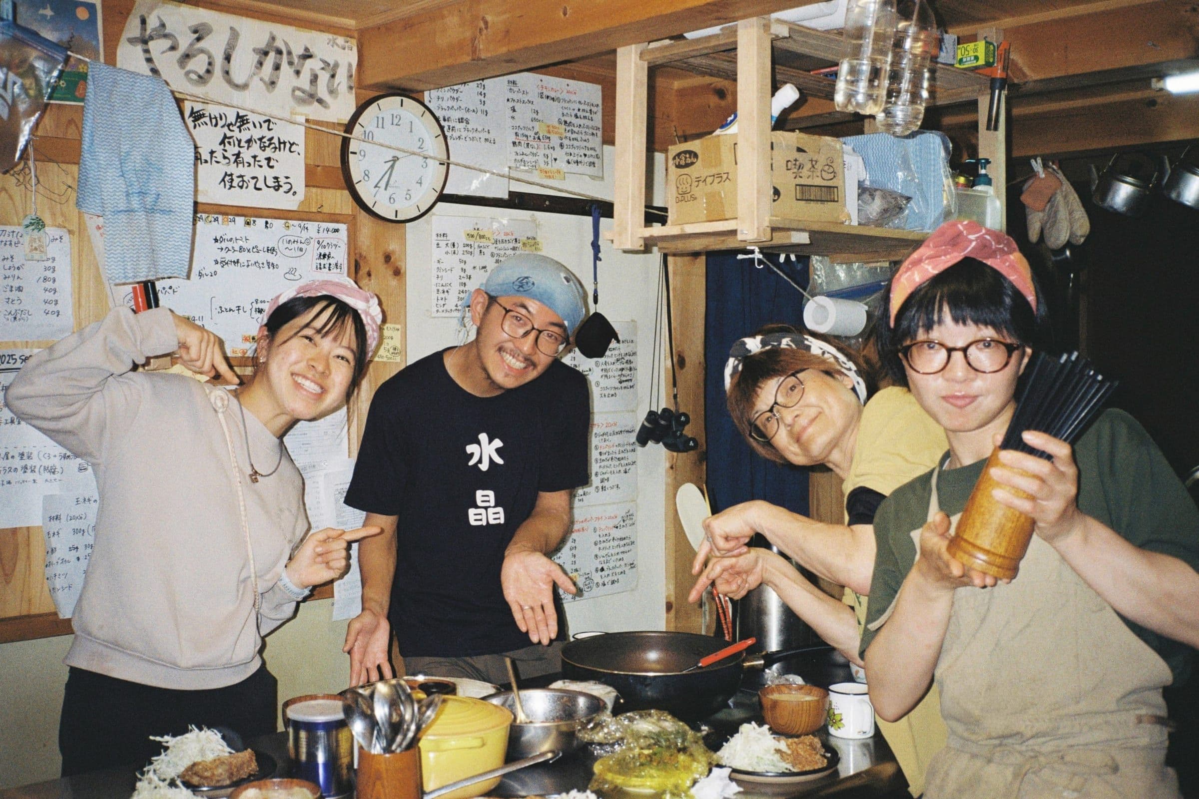 水晶小屋の厨房で笑顔のスタッフたち