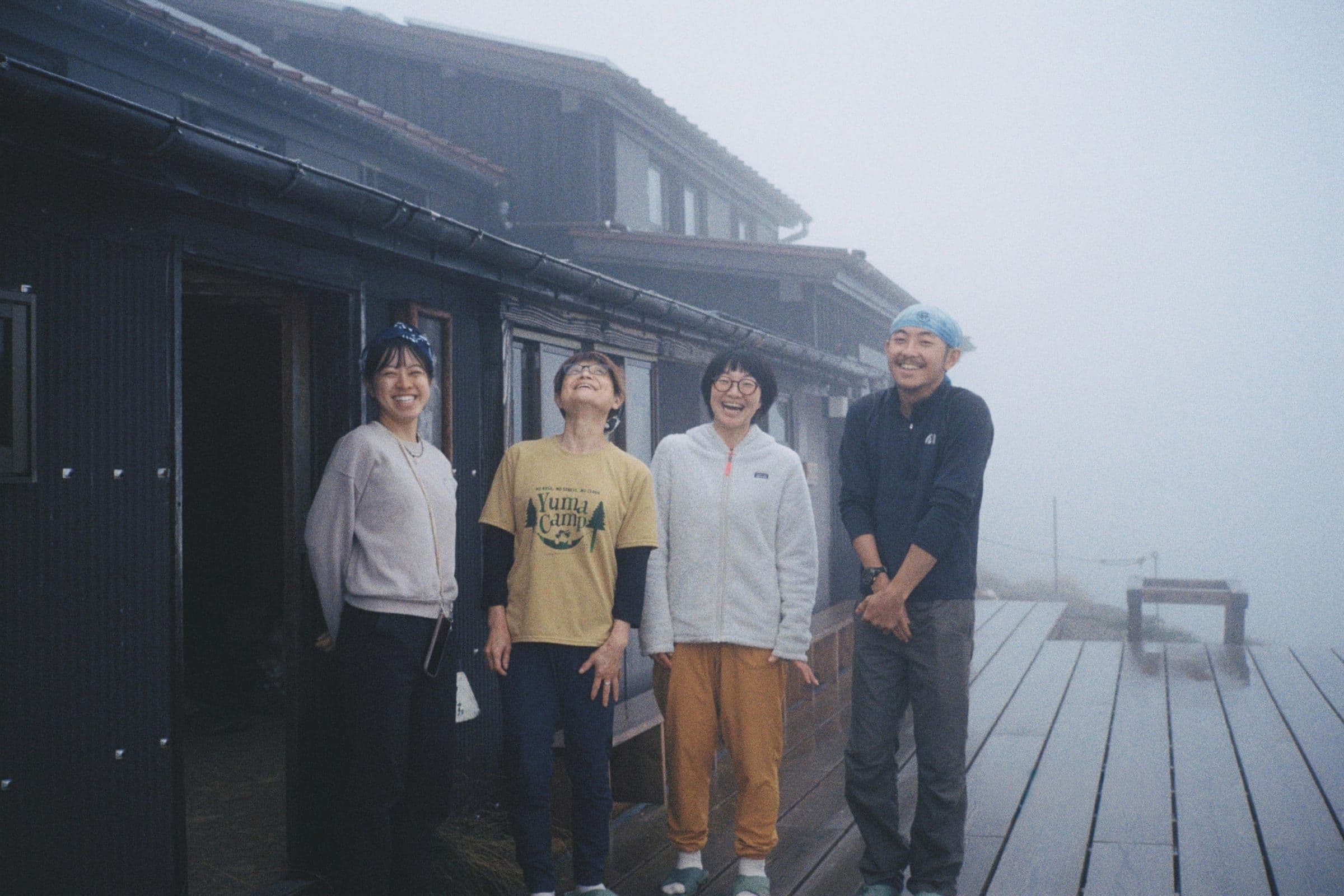 霧の中で笑い合う水晶小屋のスタッフたち