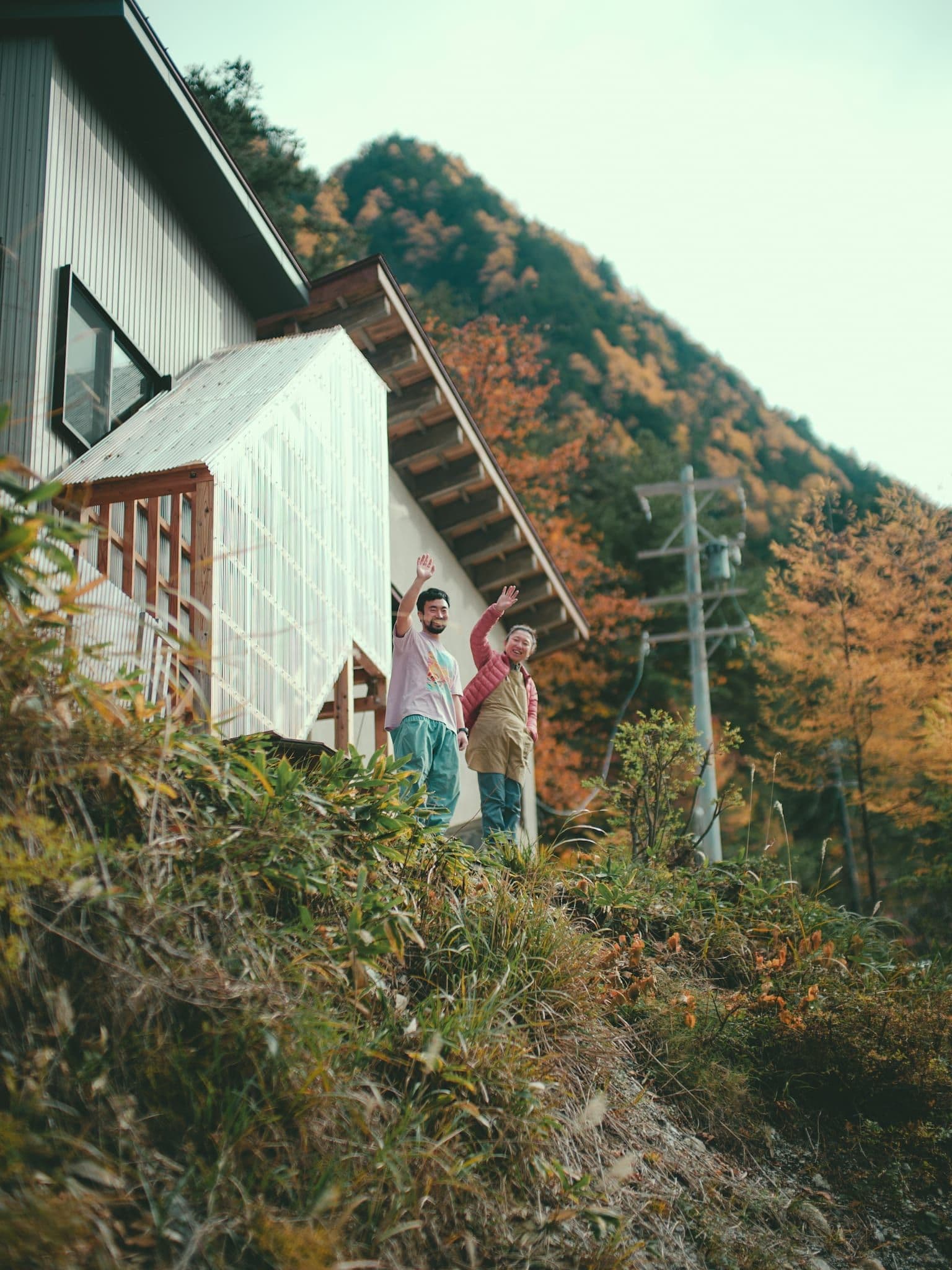 紅葉の湯俣山荘前で手を振るスタッフ