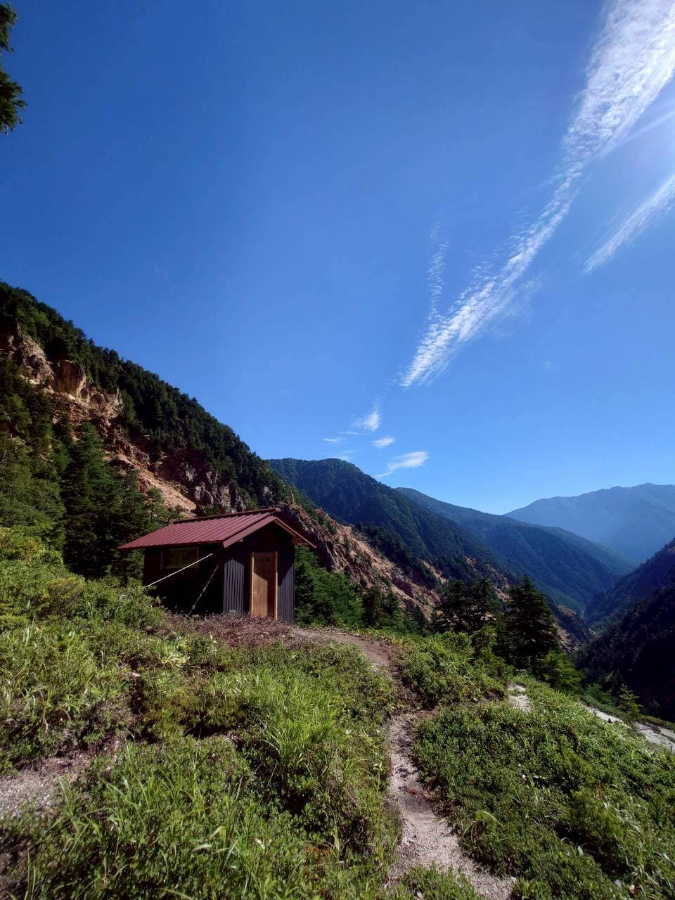 クロマメ小屋外観 — 北アルプス黒部源流の高台に佇む小屋