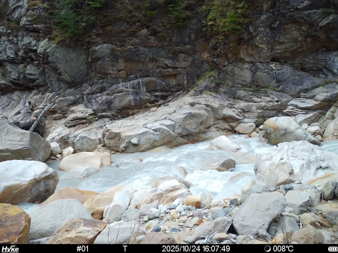 定点カメラ - 上流での噴気活動時