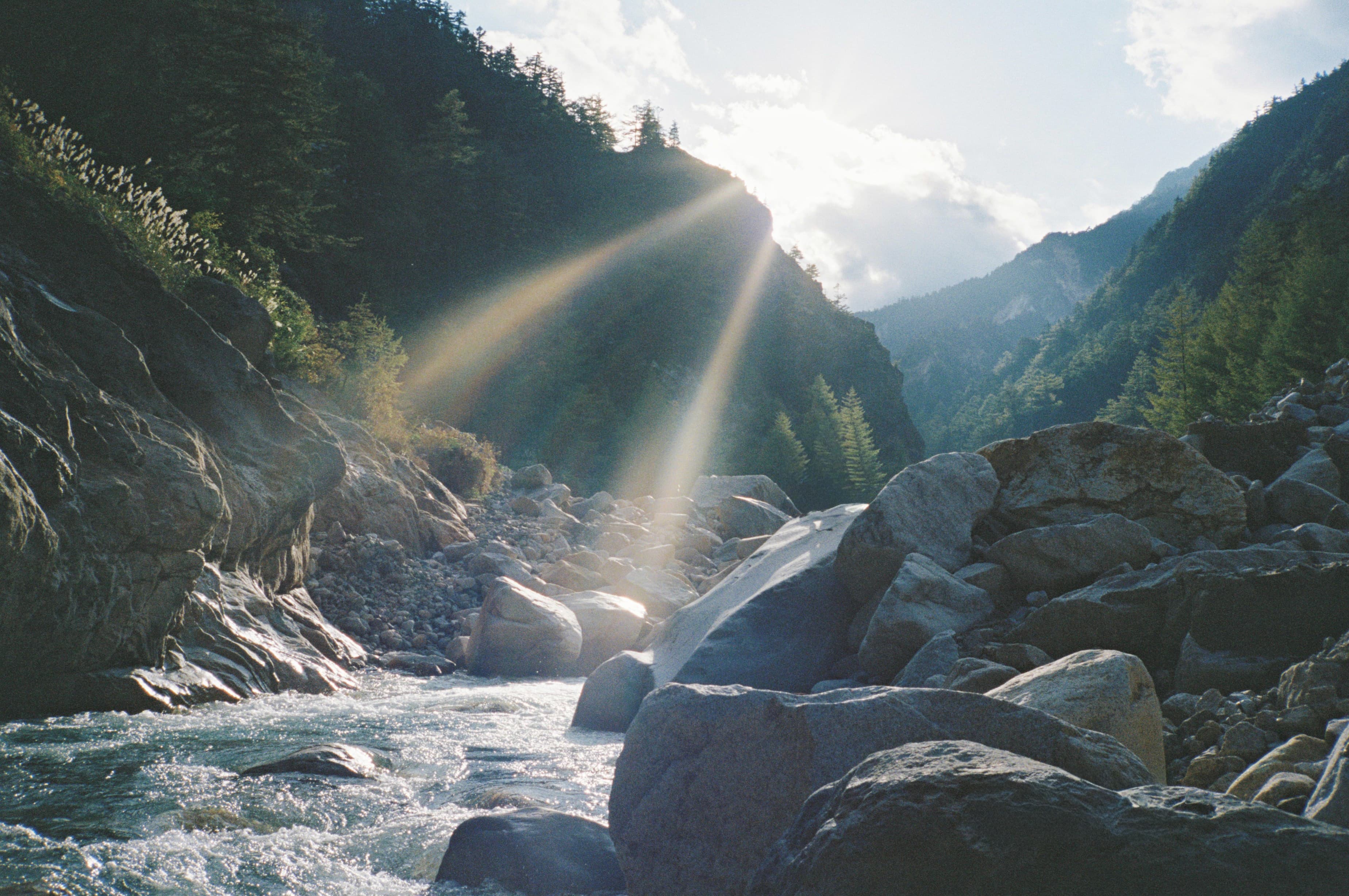 現在の伊藤新道と湯俣ブルーの渓流