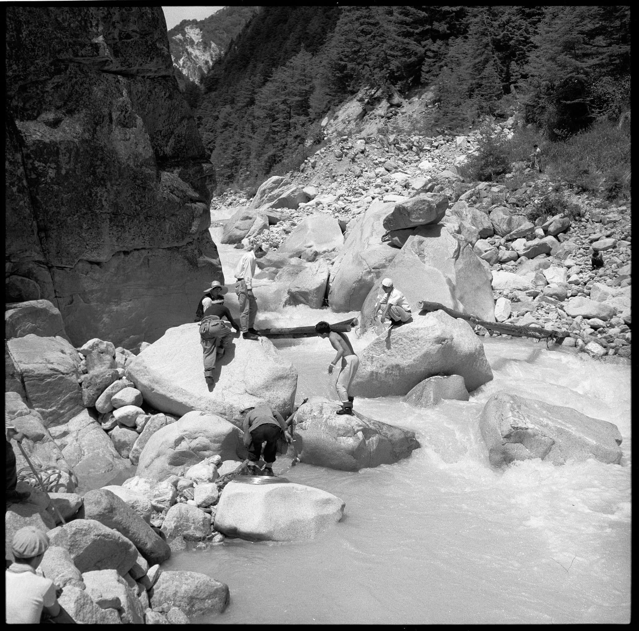 第三吊り橋仮設橋の架橋作業(1956)