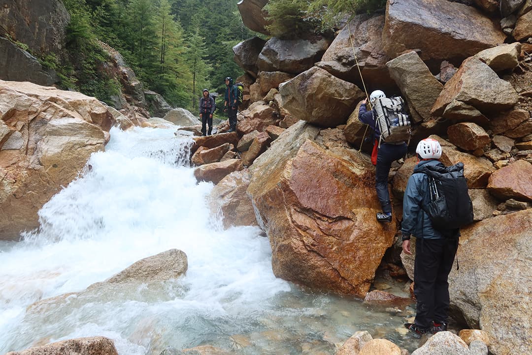 渡渉する登山者たち
