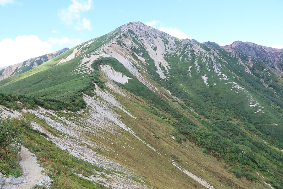 鷲羽岳の稜線と伊藤新道の軌跡