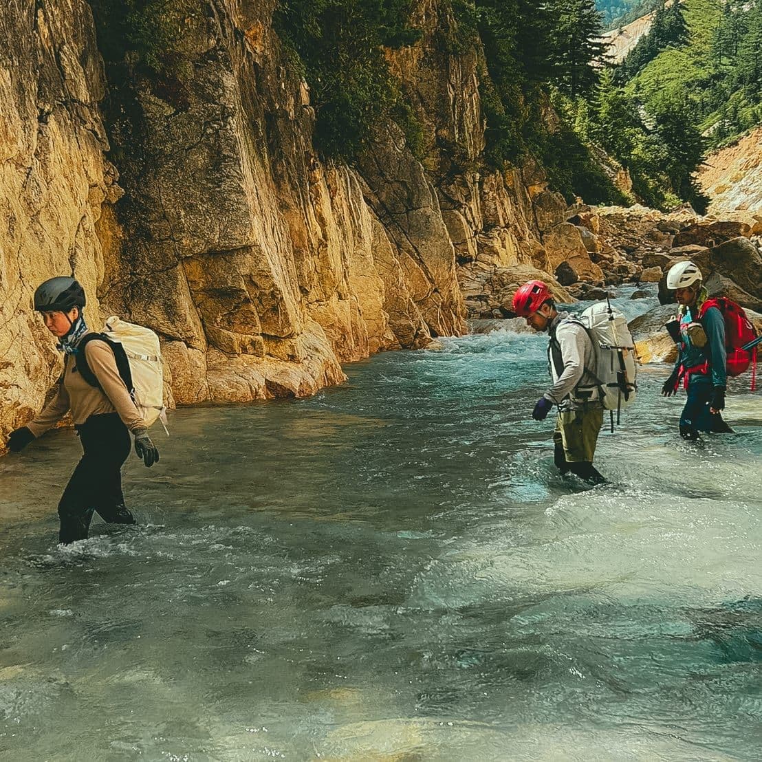 岩壁沿いの渡渉