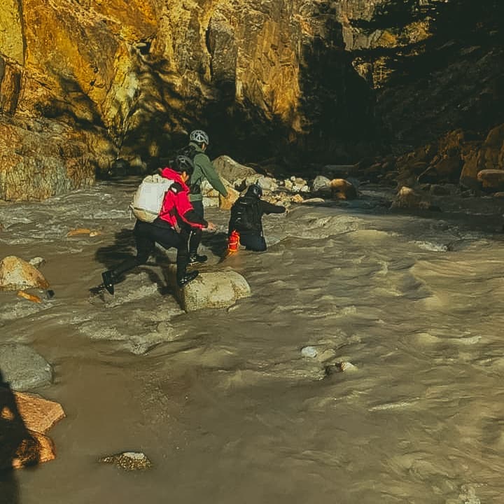 峡谷内の渡渉