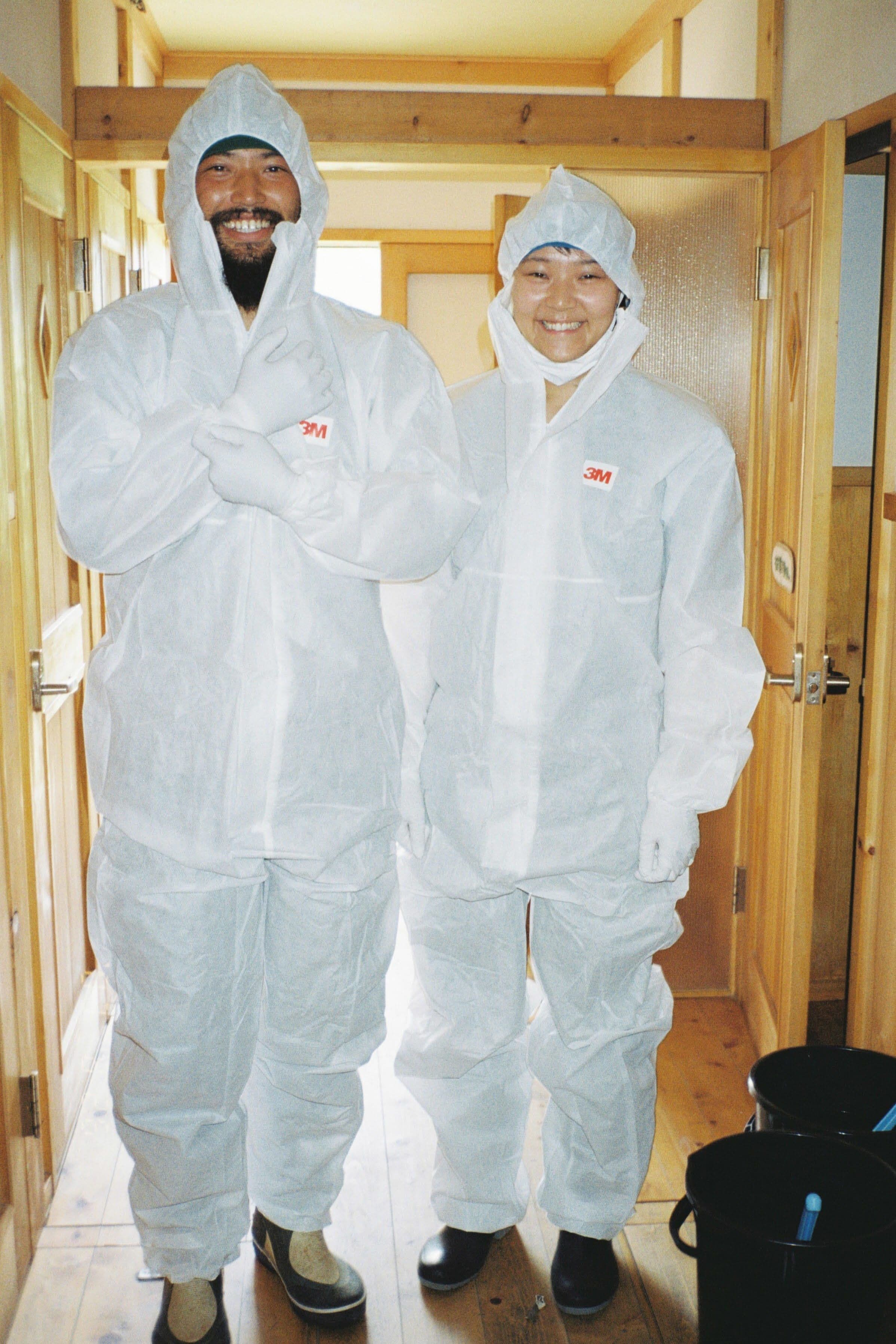 防護服を着た2人のスタッフ