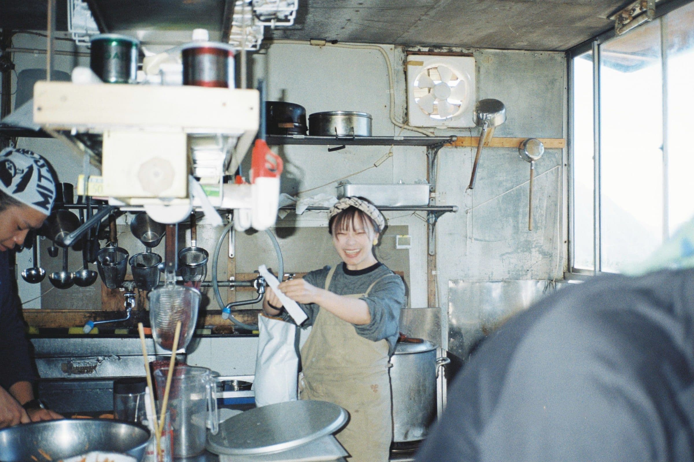 厨房で笑顔を見せるスタッフ