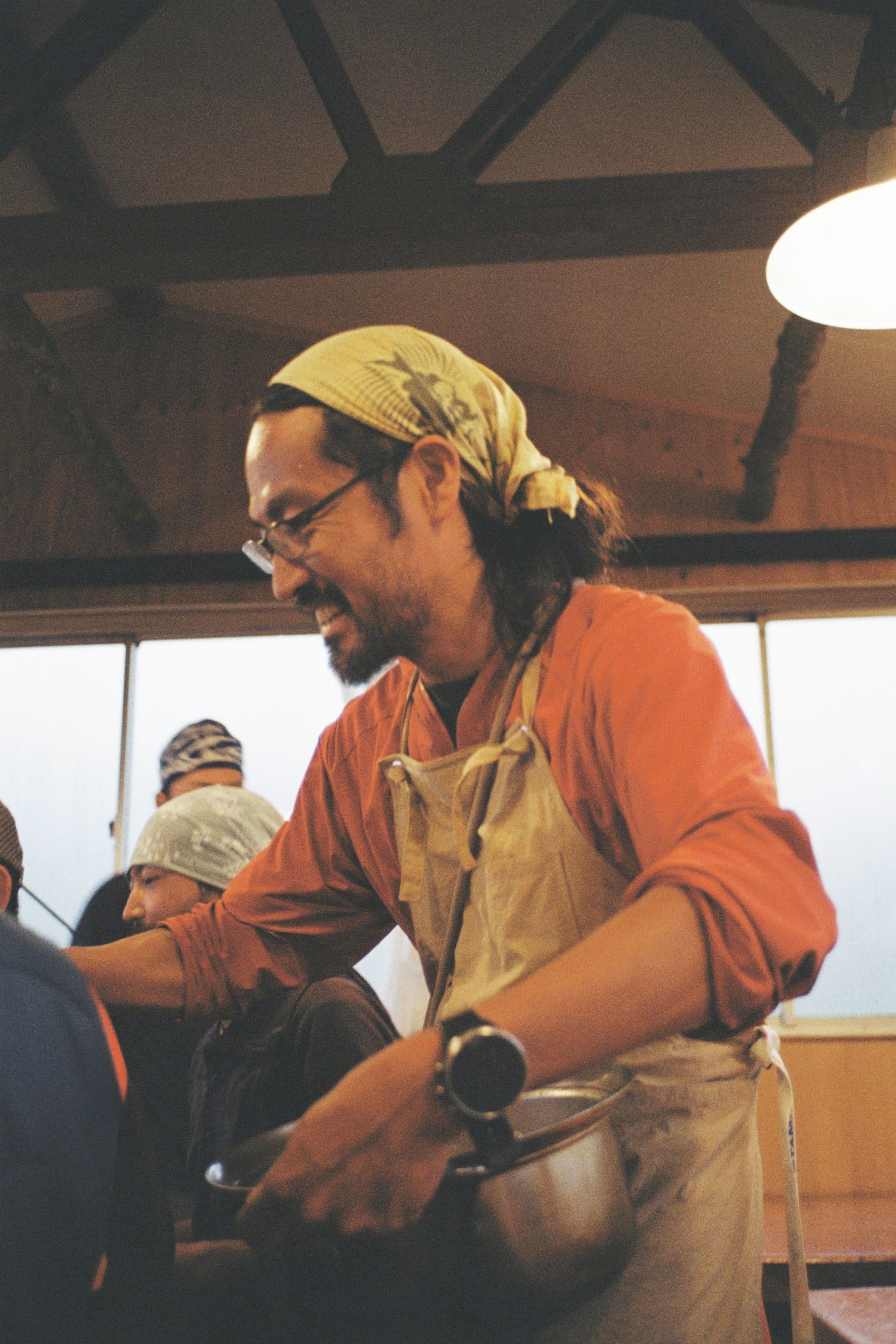 笑顔で調理するスタッフ