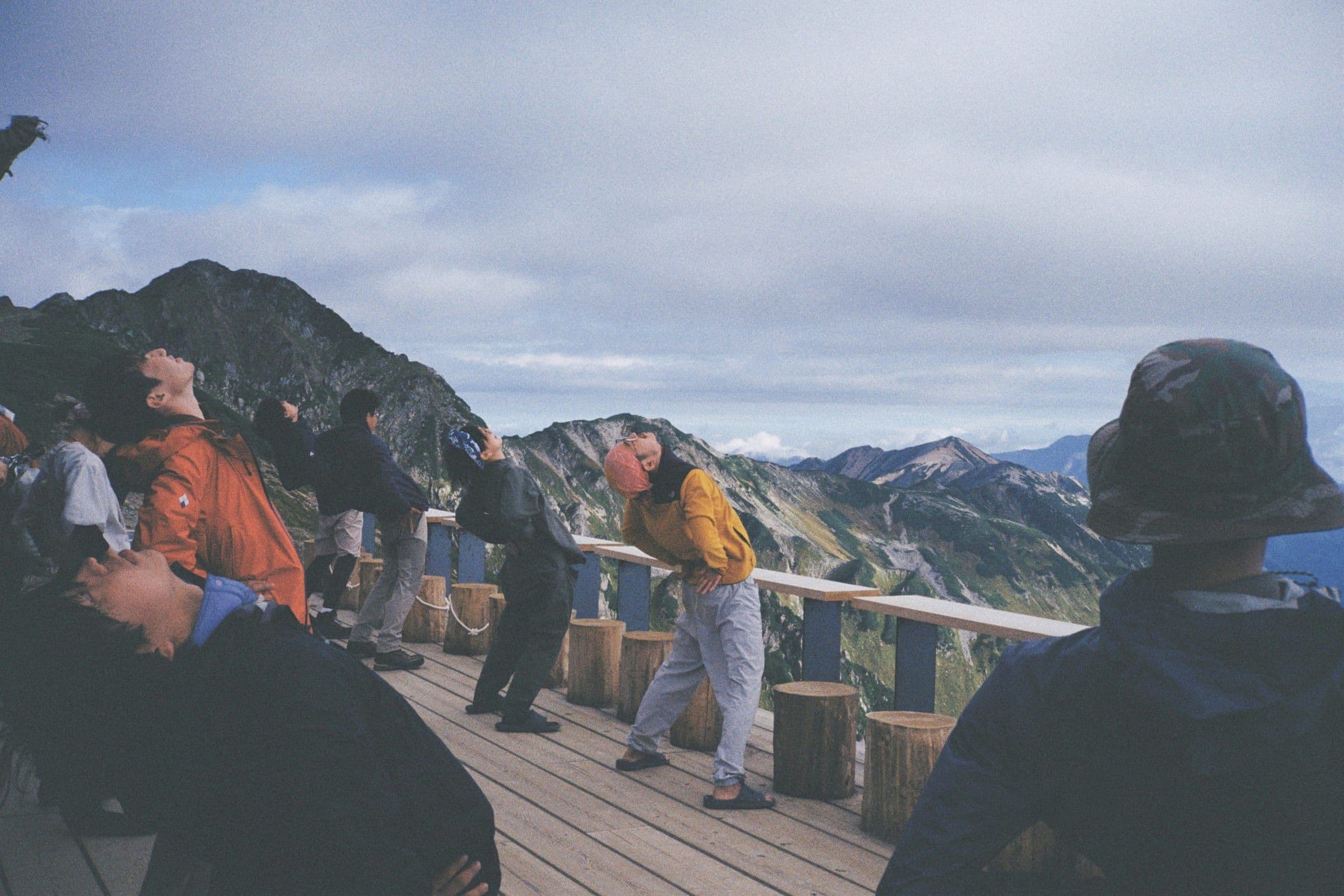 展望デッキでくつろぐスタッフたち