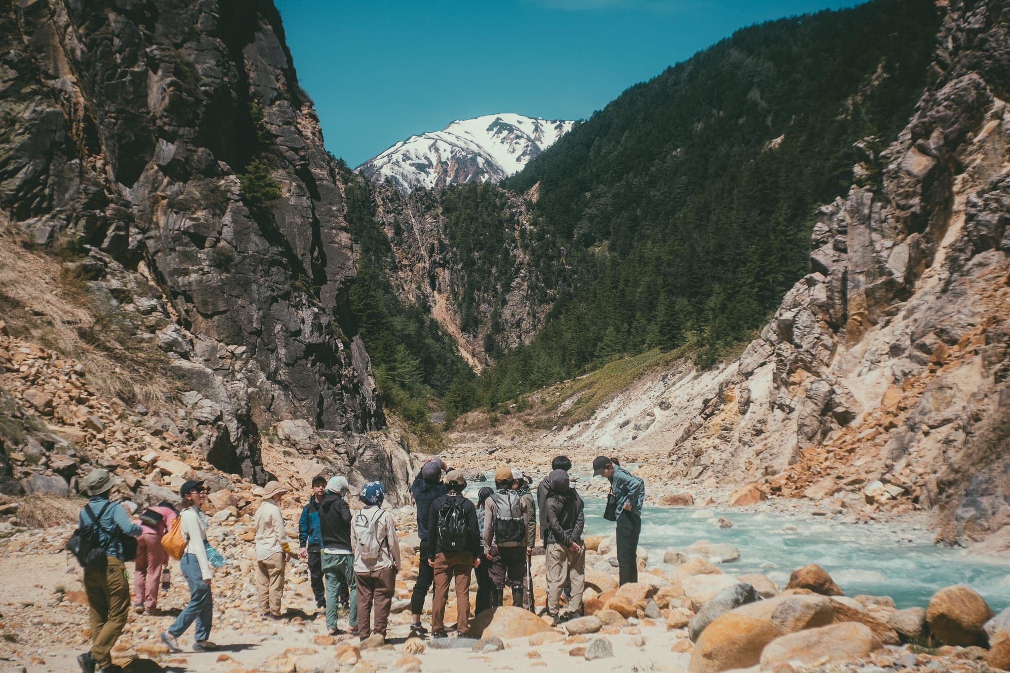 フィールドウォーク - 渓谷の散策