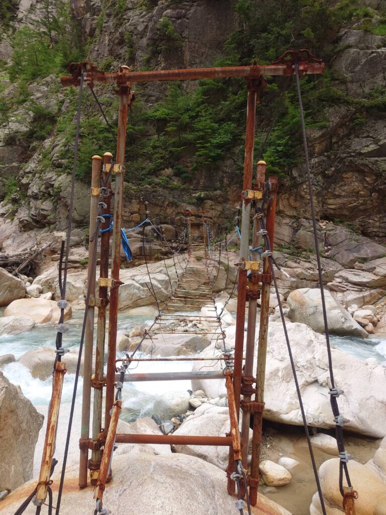 損傷中の第1吊橋（使用不可）