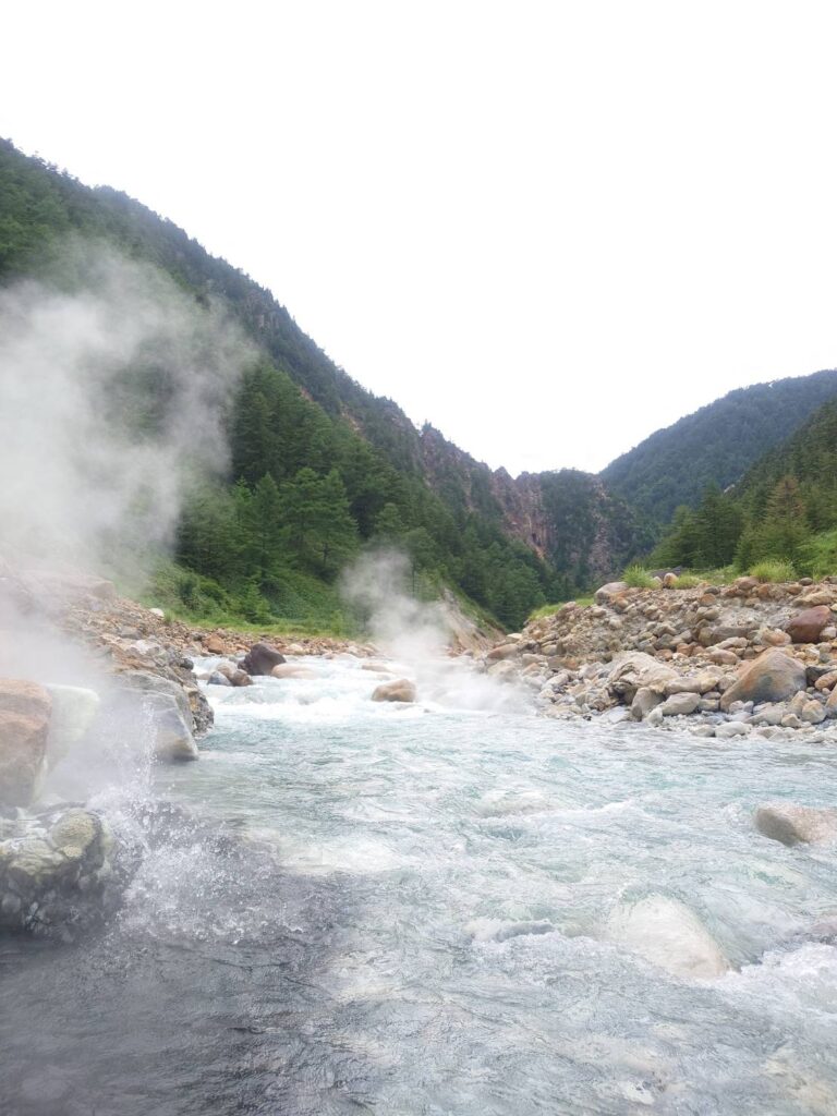 温泉噴出の様子