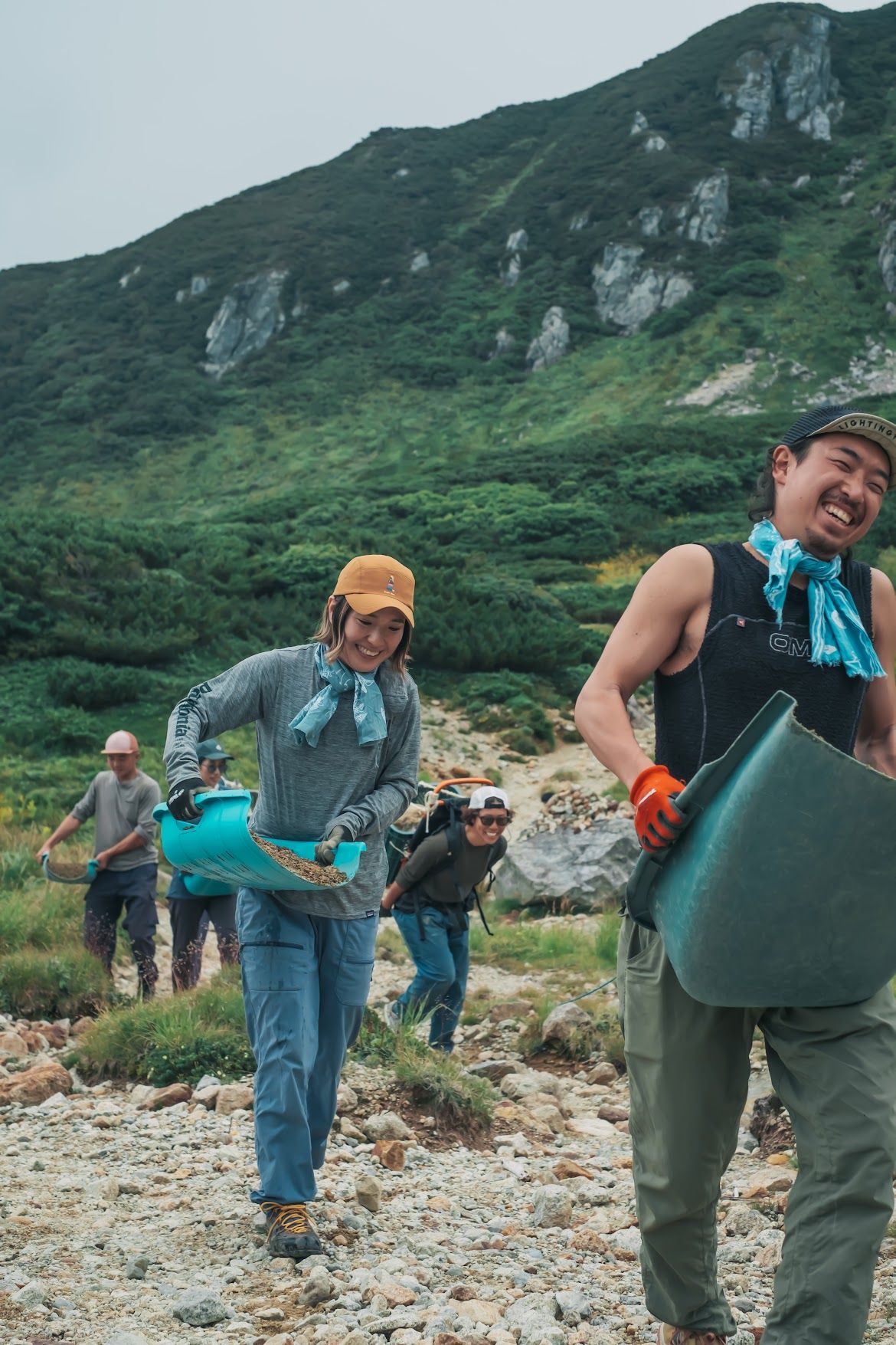 資材を運搬するボランティア