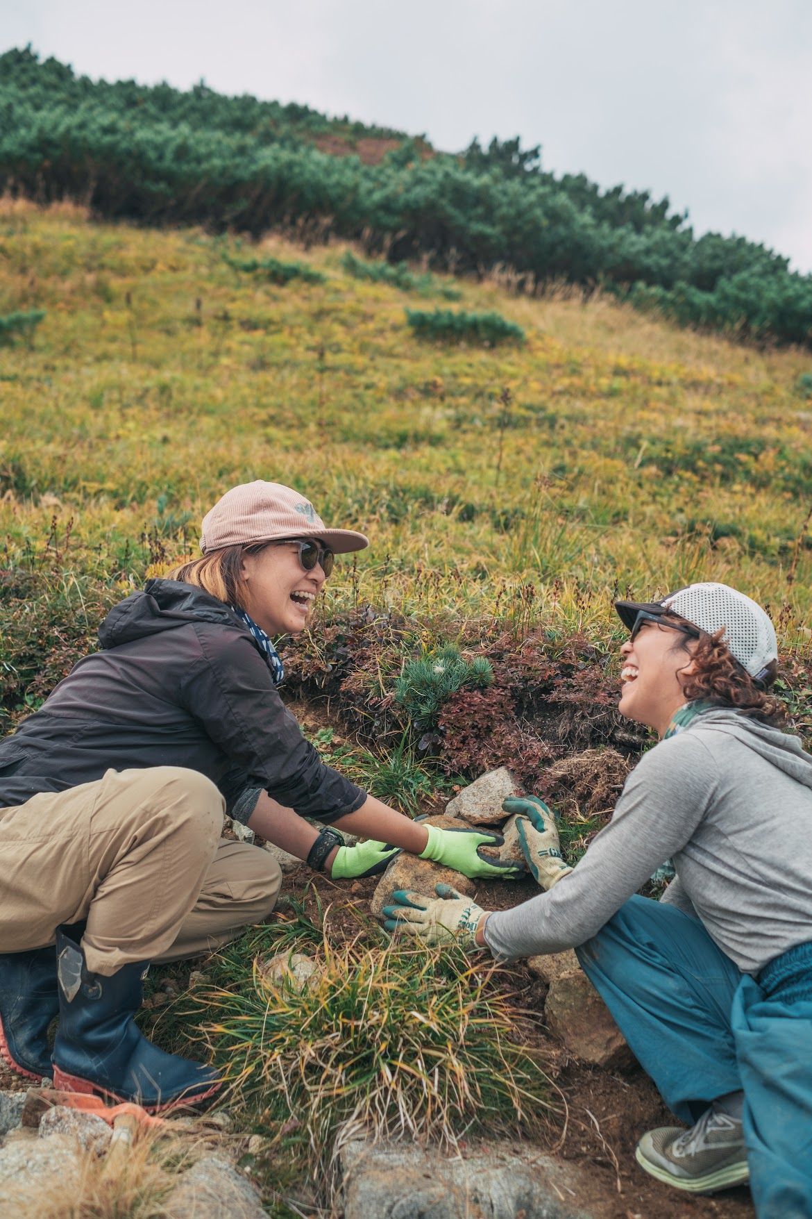 笑顔で作業する山荘メンバー