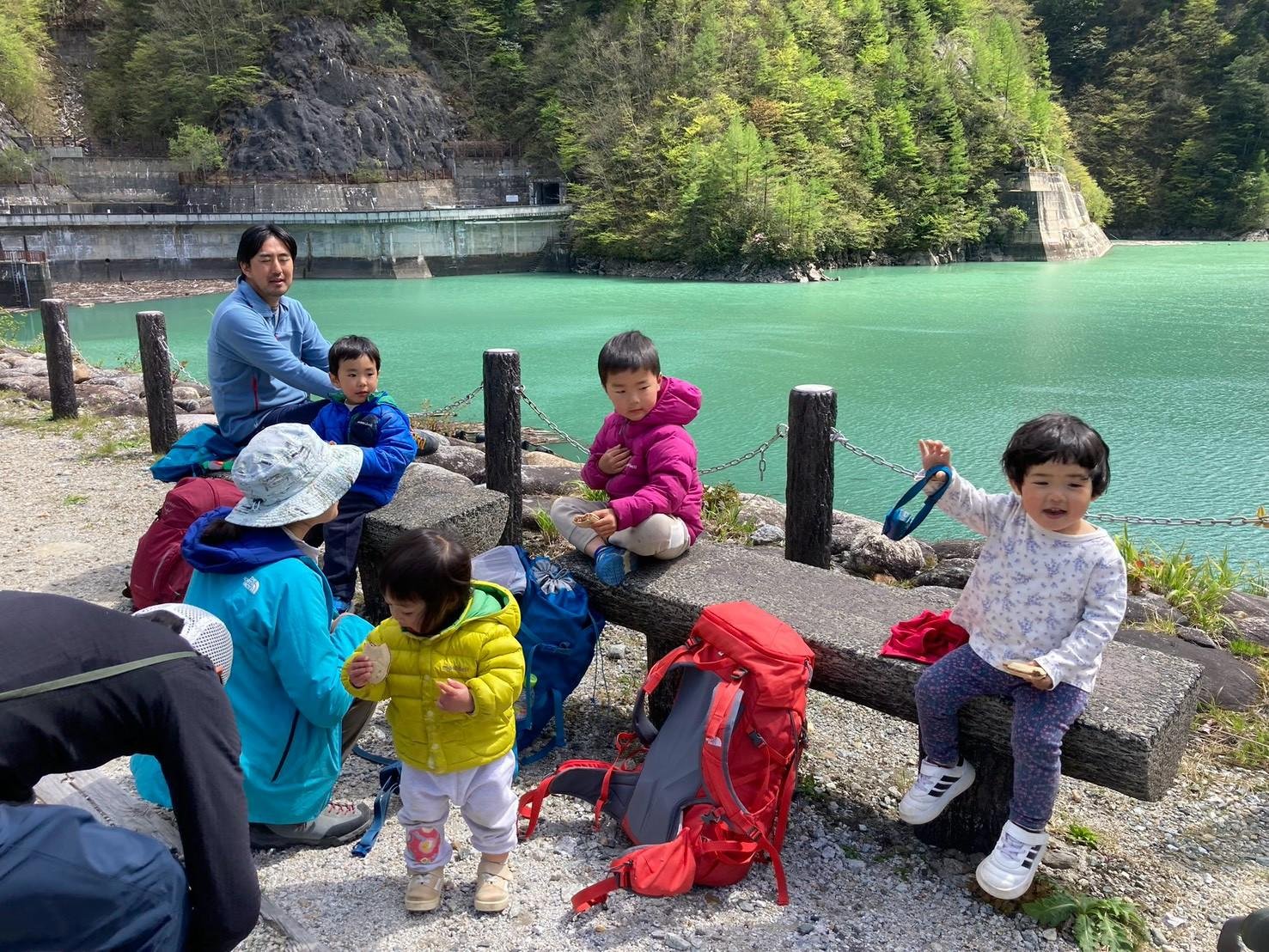 高瀬ダムの湖畔でおやつ休憩をする家族