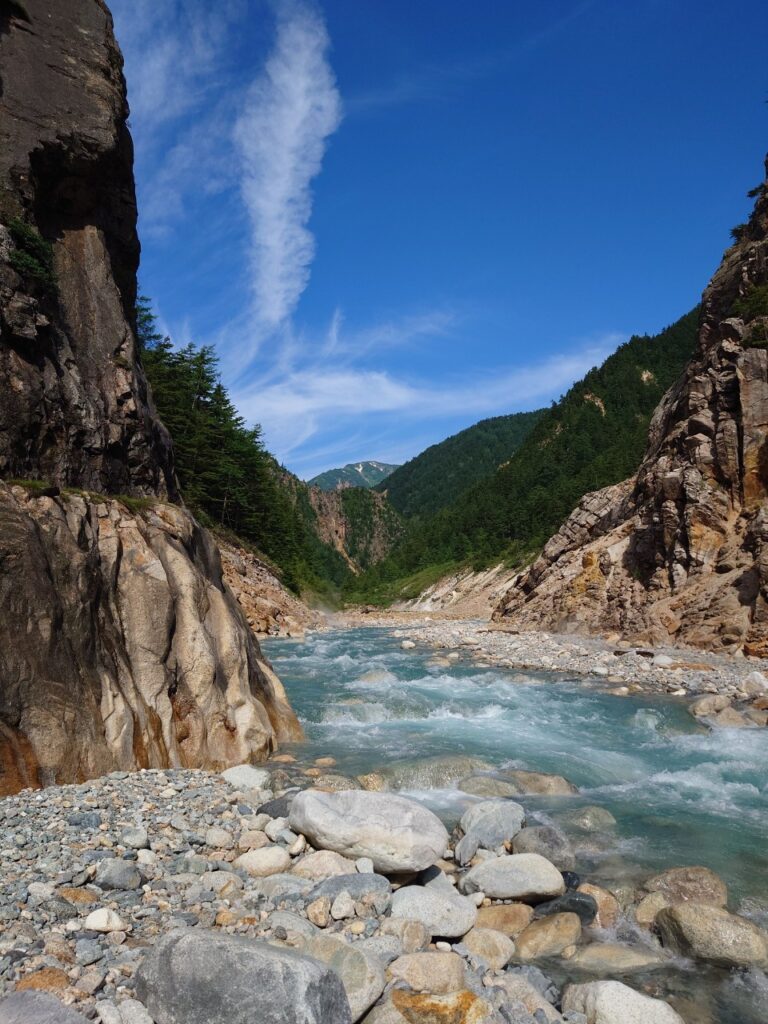 山の神付近から湯俣川上流を見る